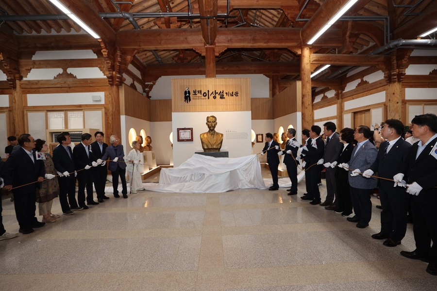 ▲ 충북 진천 출신 독립유공자 이상설 선생 등 8명이 광복 80주년을 맞아 흉상으로 되살아났다. 한국자유총연맹 진천군지회는 15일 보재 이상설 선생기념관에서 흉상 제막 행사를 개최하고, 기념관 내 이상설 선생 흉상 주변에는 지역 출신 독립유공자 8명의 흉상이 세워졌다. 흉상은 박기성(독립장), 신팔균(독립장), 신형균(애족장), 오상근(애족장), 유재복(애족장), 임수명(애국장), 조명희(애국장), 홍경식(애국장) 등 8명이다.ⓒ진천군