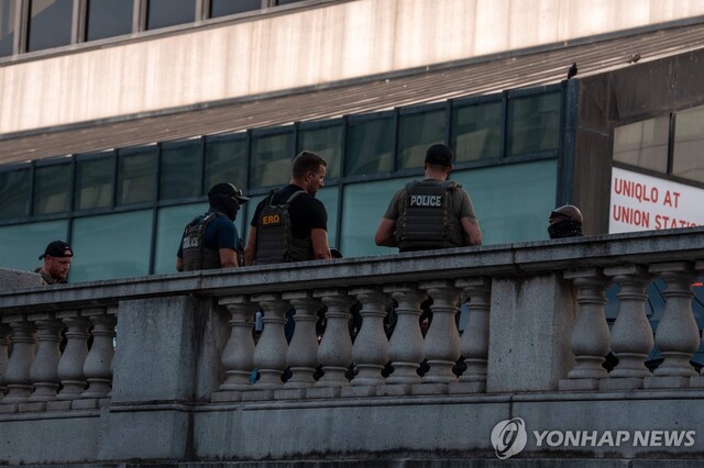 ▲ 지난 16일 미국 워싱턴 D.C.에서 근무 중인 이민세관단속국(ICE) 요원들. 출처=AFPⓒ연합뉴스