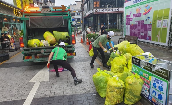 ▲ 지난 8~16일까지 대전 원도심 일원에서 열린 이번 축제에 1200여 명의 청소 인력을 투입해 전년도보다 강화된 청결 대책을 추진했다.ⓒ대전시