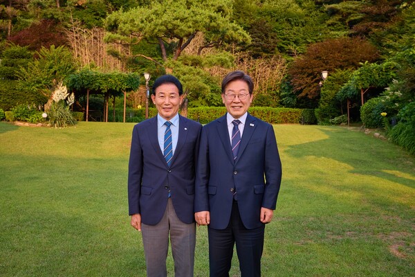 ▲ 박용갑 의원(왼쪽)이 서울 용산에서 이재명 대통령과 기념촬영을 하고 있다.ⓒ박용갑 의원실