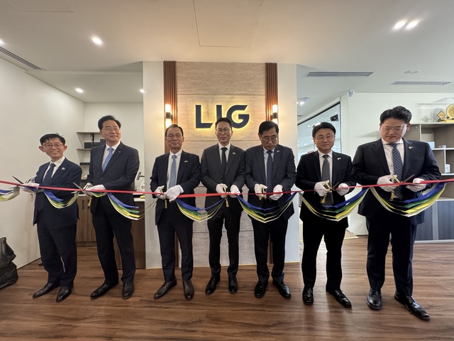 ▲ LIG넥스원이 사우디아라비아 현지 사무소를 확장 이전했다. 관계자들이 확장 이전 기념식에서 기념촬영을 하고 있다. 왼쪽 세번째 신익현 대표. ⓒLIG넥스원
