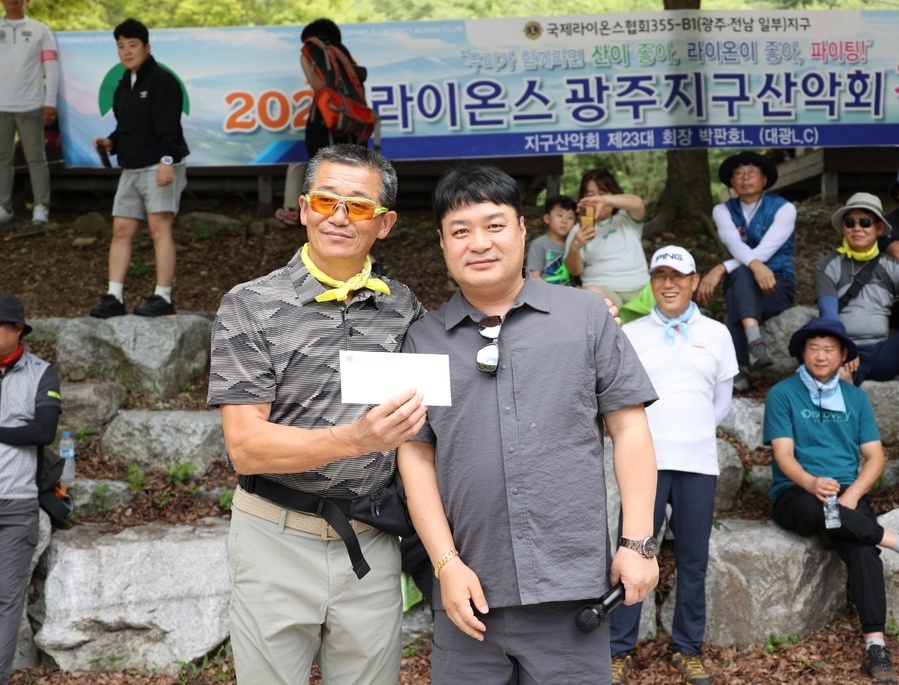 ▲ 국제 라이온스 협회, 회장단과 지구 산악회, 합동 정기산행은 지난 17일 전북 장수 '방화동 생태길'에서 정기산행 행사를 실시했다.
(왼쪽)박판호 지구 산악회 회장, (오른쪽)신진호 협의회 회장
ⓒ국제 라이온스 협회 355-B1지구 제공