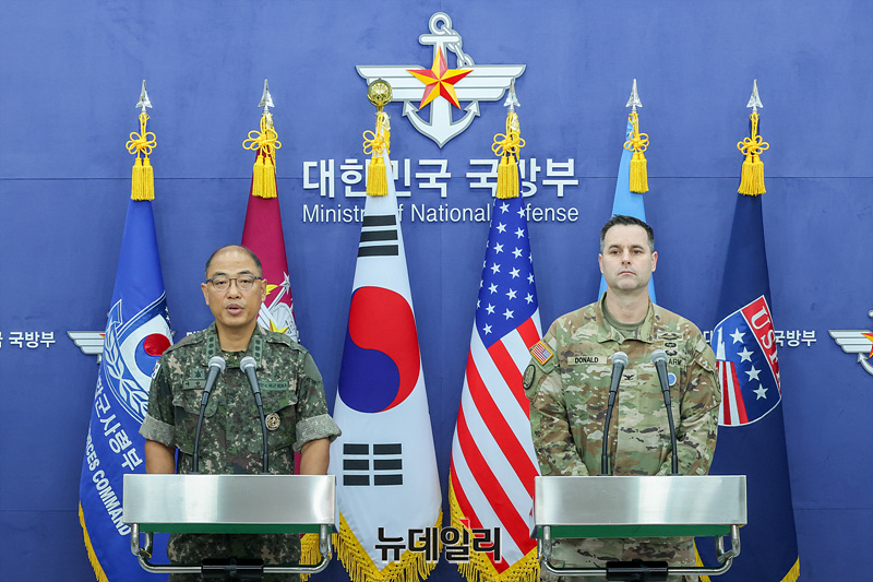 ▲ 이성준 합동참모본부 공보실장(왼쪽)과 라이언 도널드 유엔사·연합사·주한미군사 공보실장이 8월 7일 오전 서울 용산구 국방부 브리핑룸에서 25년 을지 자유의 방패(UFS) 연습 한미 공동브리핑을 하고 있다. ⓒ사진=공동취재단