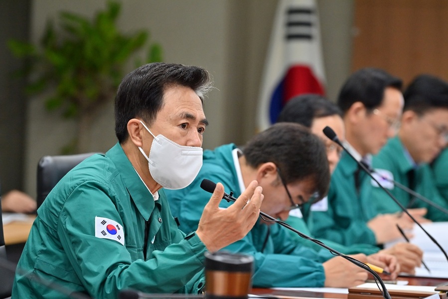 ▲ 김태흠 충남도지사가  ‘2025 을지연습’과 육군 제32보병사단의 UFS/TIGER 훈련 최초 상황발생 보고를 받은 뒤 대응조치를 지시하고 있다.ⓒ충남도