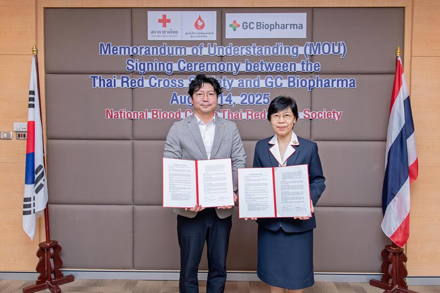 ▲ (왼쪽부터) 박형준 GC녹십자 오창공장 본부장, 두차이 차이와니치시리(Dootchai Chaiwanichsiri) 태국 적십자사 혈액원장이 기념촬영을 하고 있다. ⓒGC녹십자