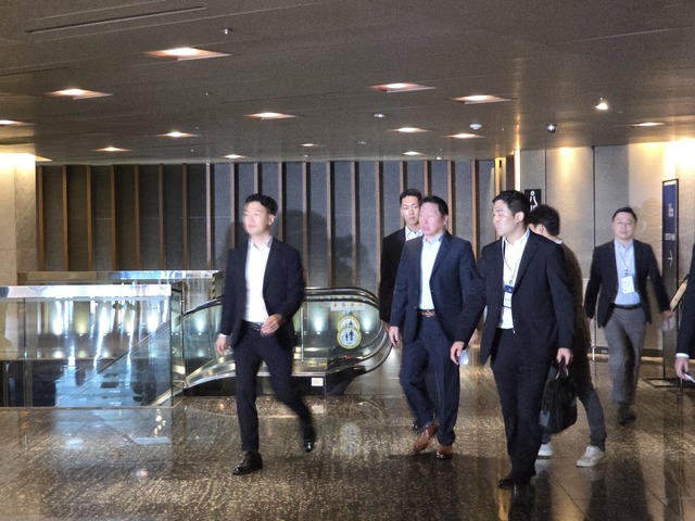 ▲ 최태원 SK그룹 회장 18일 서울 광진구 워커힐호텔에서 열린‘2025이천포럼’에 참석하기 위해 이동하고 있다.ⓒ이가영 기자