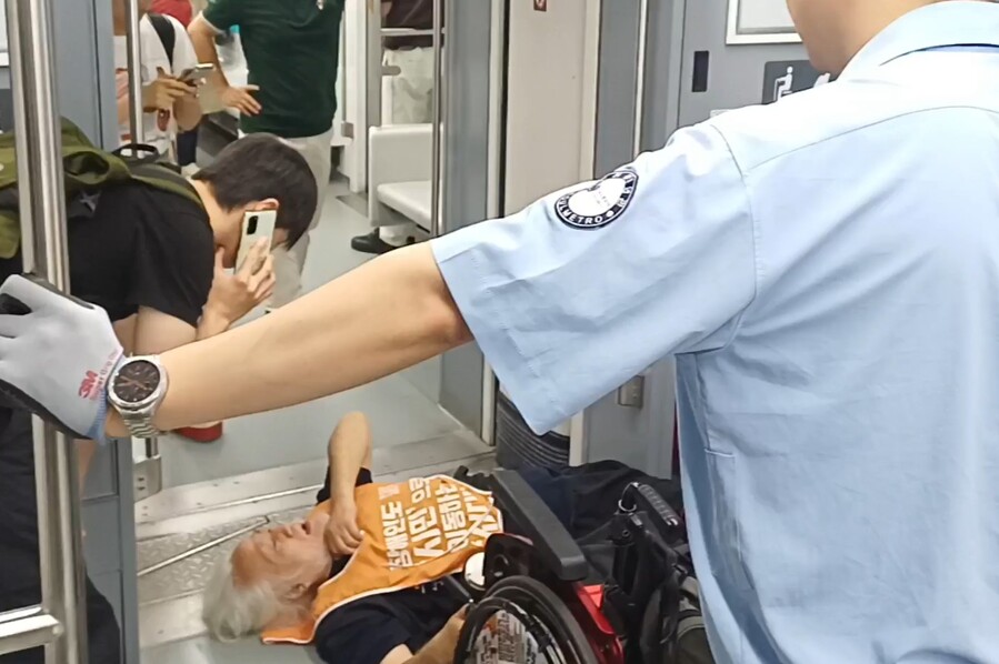 ▲ 18일 오전 서울 지하철 4호선 열차 내부에서 박경석 전국장애인차별철폐연대(전장연) 상임공동대표가 장애인 권리 예산 반영을 요구하며 시위를 벌이고 있다. 2025.08.18. ⓒ전장연 페이스북 캡쳐