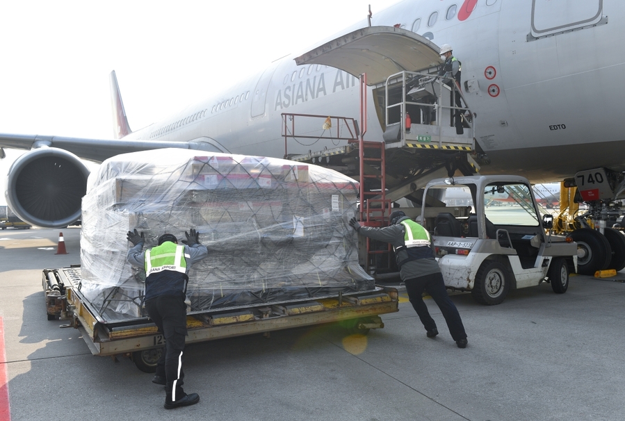 ▲ 아시아나항공 여객기의 밸리카고를 활용해 화물을 운송하고 있다. ⓒ한국무역협회