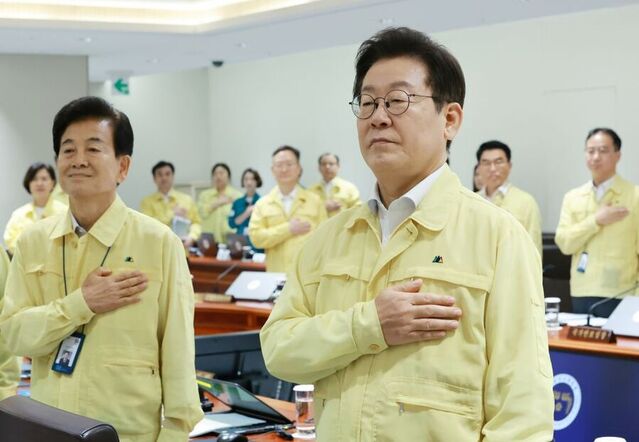 ▲ 이재명 대통령이 18일 서울 용산 대통령실 청사에서 열린 제1회 을지국무회의 및 제37회 국무회의에서 국민의례를 하고 있다. ⓒ뉴시스