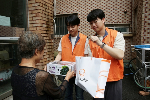 ▲ ㈜한화 임직원이 지난 14일 무악동성당에서 여름 제철음식 나눔 봉사활동을 진행하고 있다. ⓒ한화그룹