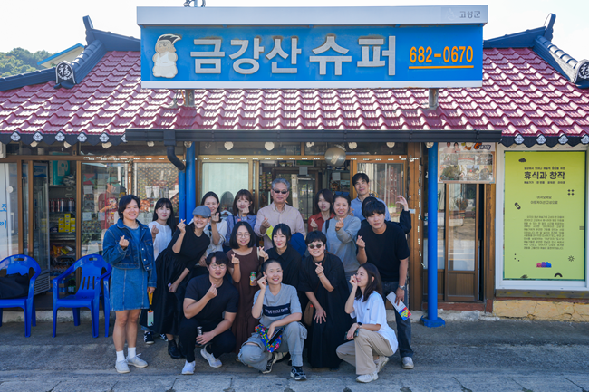 ▲ 지난해 '아트케이션 고성' 청년 예술인 단체 사진. ⓒ고성군