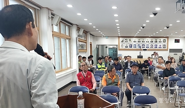 ▲ 최근 유구읍 행정복지센터에서 열린 폐플라스틱 열분해 재생유 공장 설립을 위한 ㈜충남기 설명회를 하고 있다.ⓒ공주프레스협회