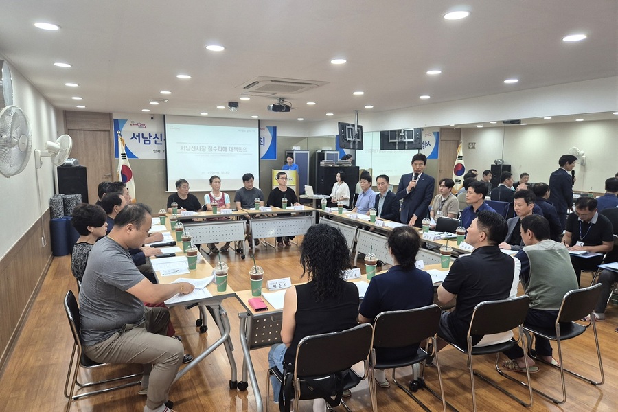 ▲ 대구 달서구(구청장 이태훈)는 지난 14일 서남신시장 상인회 고객지원센터에서 지난 7월 17일 집중호우로 발생한 침수 피해와 관련해 상인들과 간담회를 열었다.ⓒ달서구