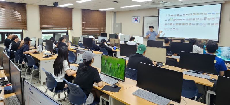 ▲ 백석대 대학일자리플러스센터가 운영 중인 ‘드론 항공영상 촬영과정’에 참여한 지역 청년들이 이론 교육을 받고 있다.ⓒ백석대