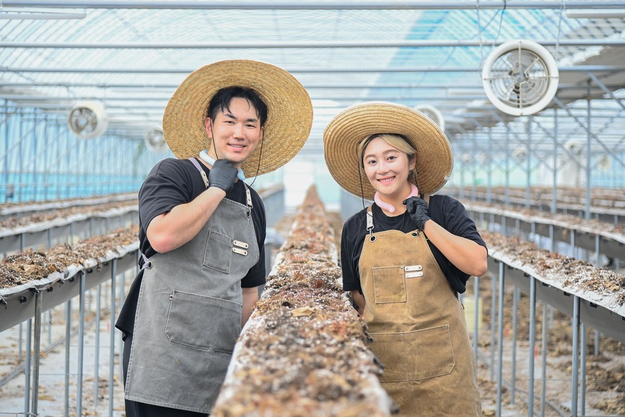 ▲ 달성군 유가읍 소재 ‘농사무소’ 직원들이 넥쿨러를 시착하고 있다. (왼쪽 )우성원 농사무소 대표.ⓒ달성군
