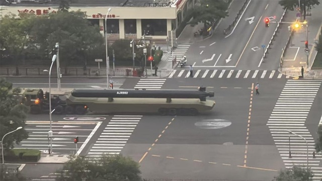 ▲ 중국 열병식 예행연습에 등장한 초대형 무인 잠수정 'AJX002'. 250818 출처= 대만 군사 블로거 智羽織 페이스북. ⓒ연합뉴스