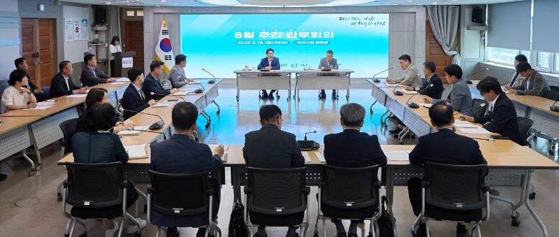 ▲ 오세현 아산시장이 18일 열린 주간간부회의에서 고려인 동포 등 외국인 주민의 지역사회 정착을 위한 시 차원의 지원 방안 마련을 주문하고 있다.ⓒ아산시