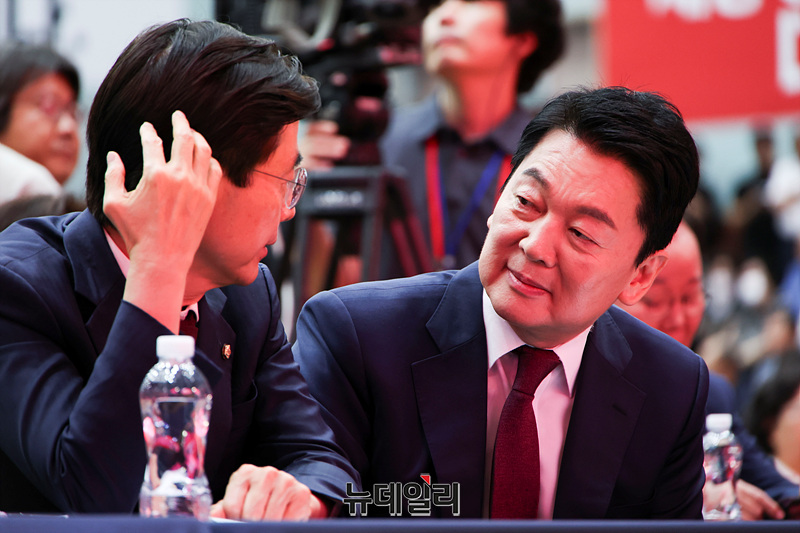 ▲ 조경태 국민의힘 당대표 후보와 안철수 후보가 13일 오후 대전 서구 배재대학교에서 열린 국민의힘 충청·호남권 합동연설회에서 대화를 나누고 있다. ⓒ서성진 기자