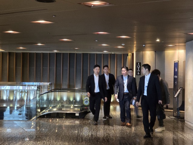 ▲ 최태원 SK그룹 회장 18일 서울 광진구 워커힐호텔에서 열린‘2025이천포럼’에 참석하기 위해 이동하고 있다.ⓒ이가영 기자