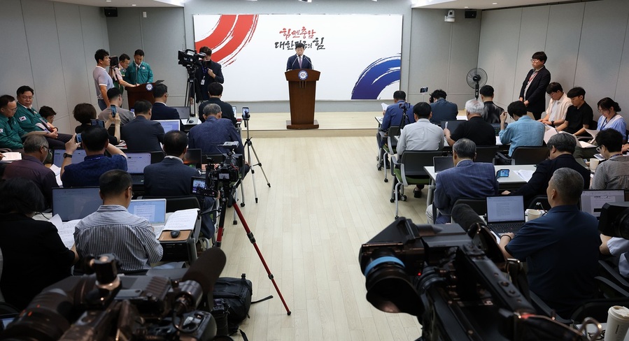 ▲ 박정주 충남도 행정부지사가 15일 도청에서 청양·부여 지천댐 건설과 관련해 기자회견에서 기자들의 질문을 받은 뒤 설명하고 있다.ⓒ충남도