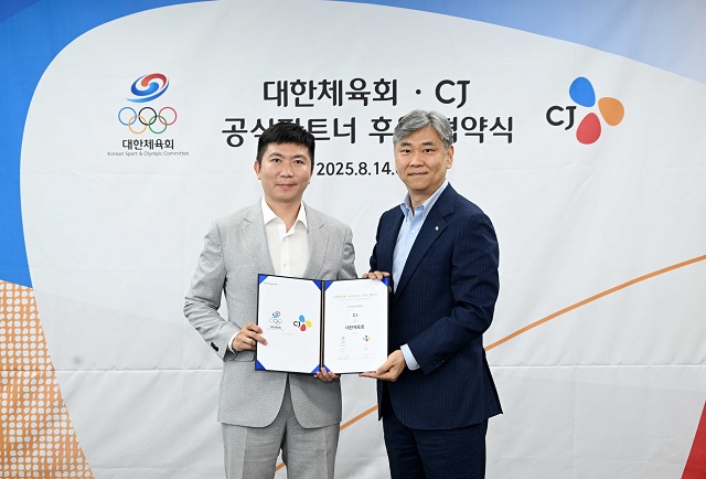 ▲ (왼쪽부터) 대한체육회 유승민 회장, CJ주식회사 김홍기 대표이사가 기념촬영을 하고 있다.ⓒCJ