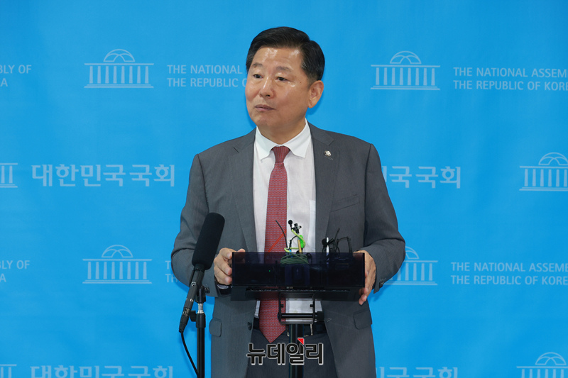 ▲ 이철규 국민의힘 의원이 지난달 22일 오후 국회 소통관에서 기자들의 질문에 답하고 있다. ⓒ이종현 기자