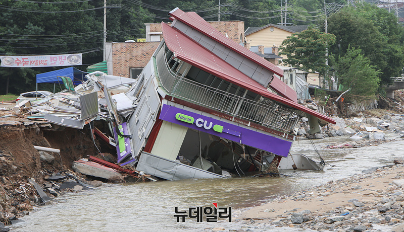 ▲ 경기 가평군 일대가 집중호우로 대규모 피해를 입은 가운데 22일 오전 조종면 십이탄천 인근에 위치한 편의점 건물과 인근 도로가 무너져 있다. 2025.07.22. ⓒ(경기 가평=서성진 기자)