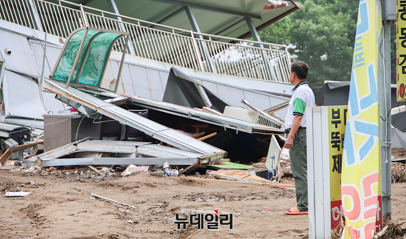 ▲ 경기 가평군 일대가 집중호우로 대규모 피해를 입은 가운데 22일 오전 조종면 십이탄천 인근에서 주민이 무너진 가게를 바라보고 있다. 2025.07.22. ⓒ(경기 가평=서성진 기자)