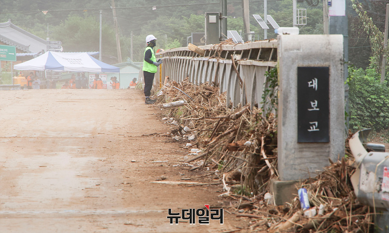 ▲ 경기 가평군 일대가 집중호우로 대규모 피해를 입은 가운데 22일 오전 대보교 난간에 토사물이 걸려 있다. 2025.07.22. ⓒ(경기 가평=서성진 기자)