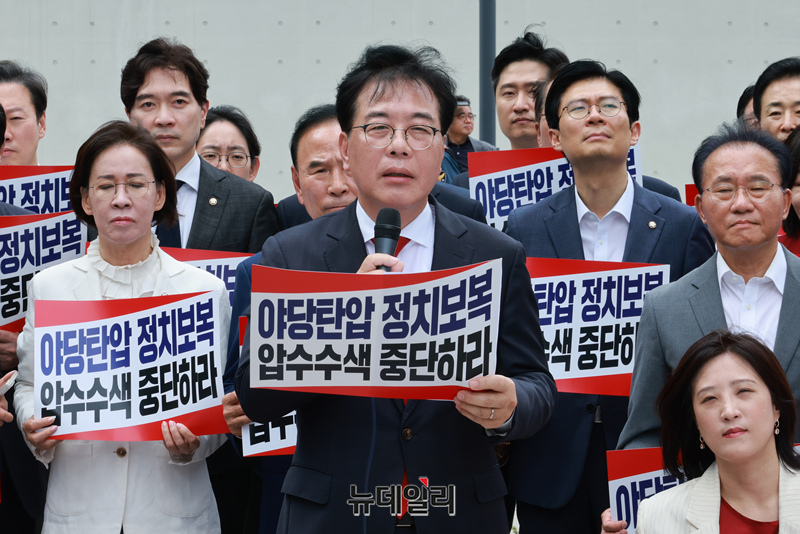 ▲ 국민의힘 송언석 비대위원장 겸 원내대표가 18일 오후 서울 종로구 민중기 특별검사팀(김건희 특검팀) 사무실 앞에서 열린 야당 탄압 정치보복 압수수색 중단 촉구 현장 비상 의원총회에서 규탄사를 하고 있다. ⓒ이종현 기자