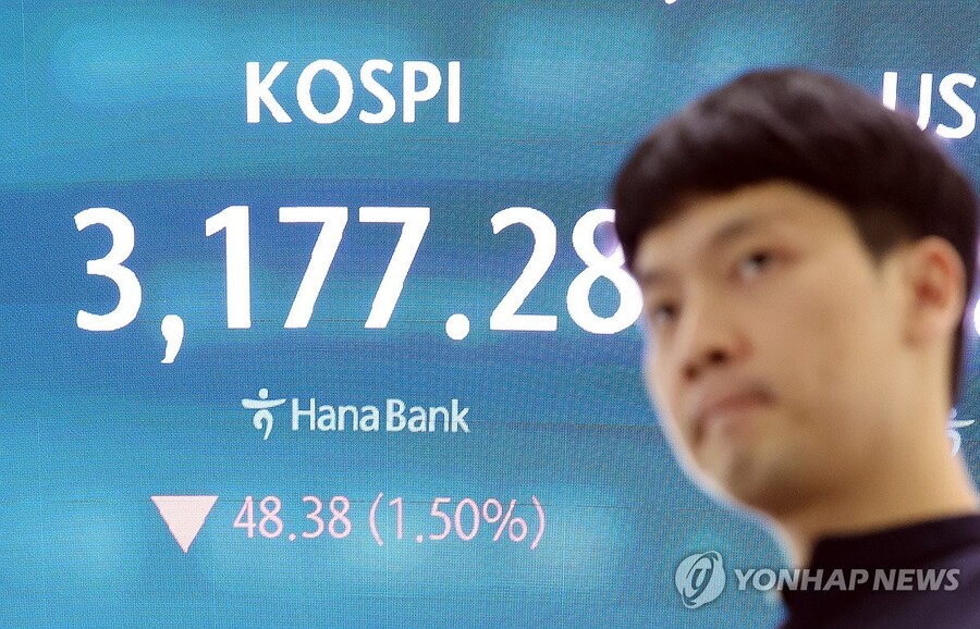 ▲ 8일 서울 중구 하나은행 딜링룸 현황판에 코스피 지수가 표시되고 있다. ⓒ연합뉴스