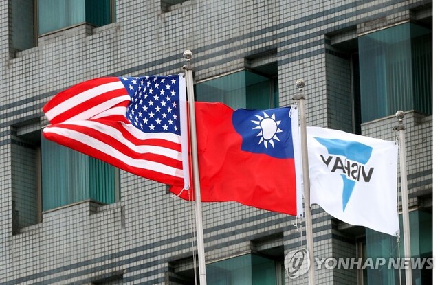 ▲ 미국 성조기와 대만 국기. 출처=EPAⓒ연합뉴스
