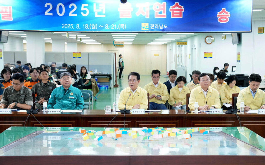 ▲ 김영록 전라남도지사가 18일 오전 도청 충무시설에서 ‘2025년 을지연습 최초상황보고회의’를 주재하고 있다.ⓒ전라남도 제공