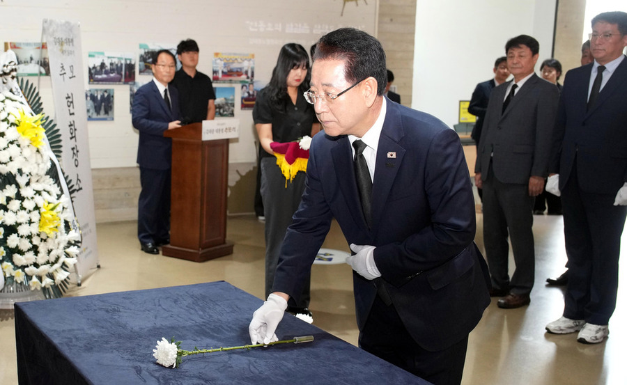 ▲ 김영록 전라남도지사가 18일 오전 목포 김대중노벨평화상기념관에서 열린 ‘김대중 대통령 서거 16주기 추모식’에 참석해 헌화·묵념을 하고 있다.ⓒ전라남도 제공