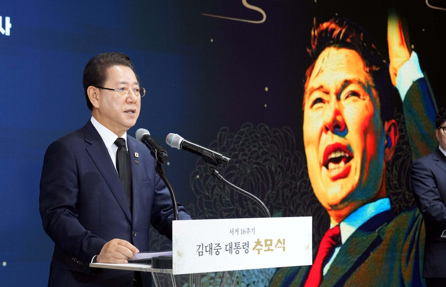 ▲ 김영록 전라남도지사가 18일 오전 목포 김대중노벨평화상기념관에서 열린 ‘김대중 대통령 서거 16주기 추모식’에 참석해 추모사를 하고 있다.
ⓒ전라남도 제공