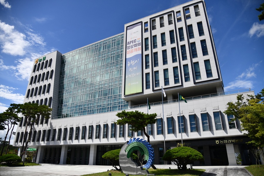 ▲ 경북농협(본부장 최진수)은 지난 13일부터 도내 시군 지역의 취약농업인에게 폭염예방‘쿨링키트’를 지원한다고 전했다.ⓒ경북농협