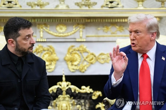 ▲ 백악관에서 회담하는 볼로디미르 젤렌스키 우크라이나 대통령(좌)과 도널드 트럼프 미국 대통령. 250818 AFP=연합뉴스. ⓒ연합뉴스
