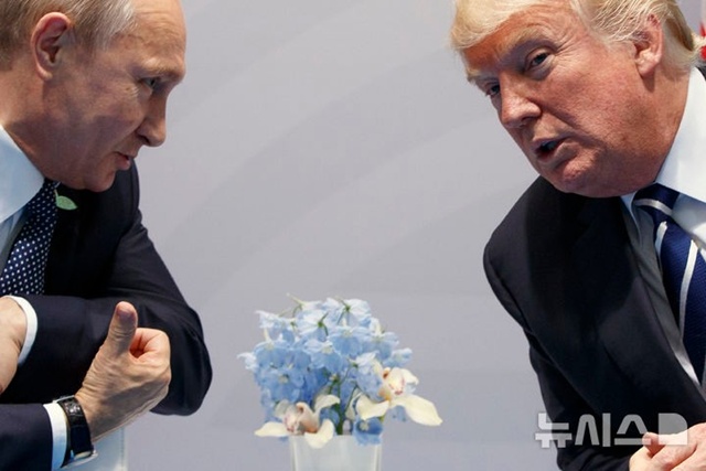 ▲ 도널드 트럼프 미국 대통령과 블라디미르 푸틴 러시아 대통령이 독일 함부르크에서 열린 주요 20개국(G20) 정상회의에서 이야기를 나누고 있다. 170707 AP/뉴시스. ⓒ뉴시스