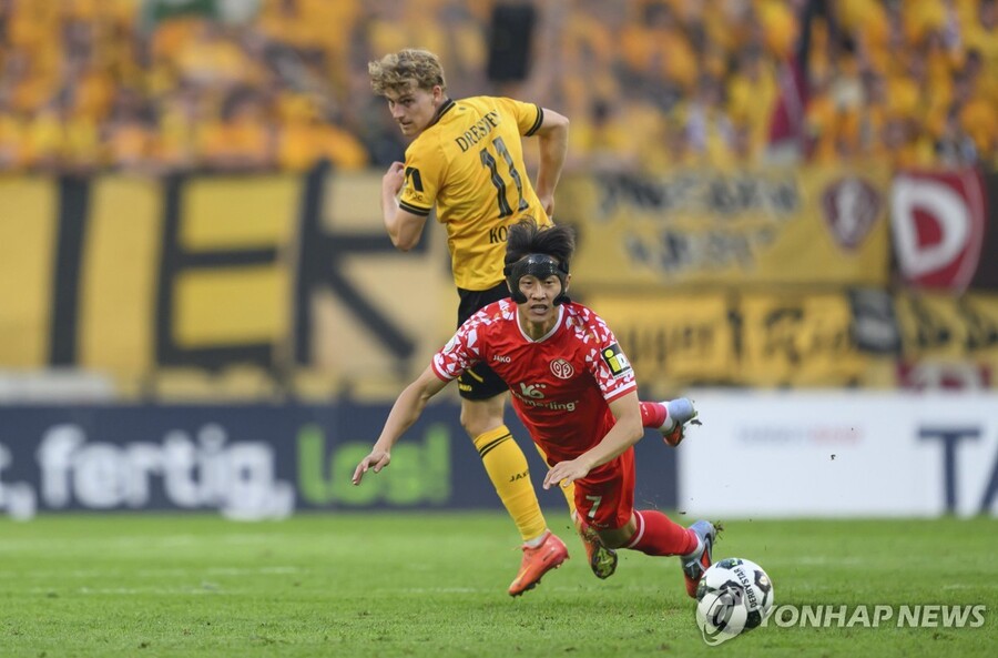 ▲ 마인츠의 이재성이 안면 보호 마스크를 쓰고 경기에 나서 팀 승리에 일조했다.ⓒ연합뉴스 제공