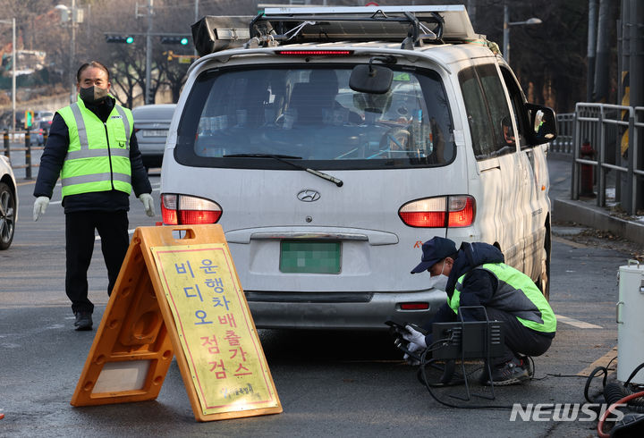 ▲ 운행차 배출가스 저감장치 점검 모습 ⓒ뉴시스