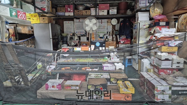 ▲ 18일 방문한 노은농수산물도매시장은 여러 점포에 ‘임시 휴업’을 알리는 안내 문구가 부착돼 있었다.ⓒ김경태 기자