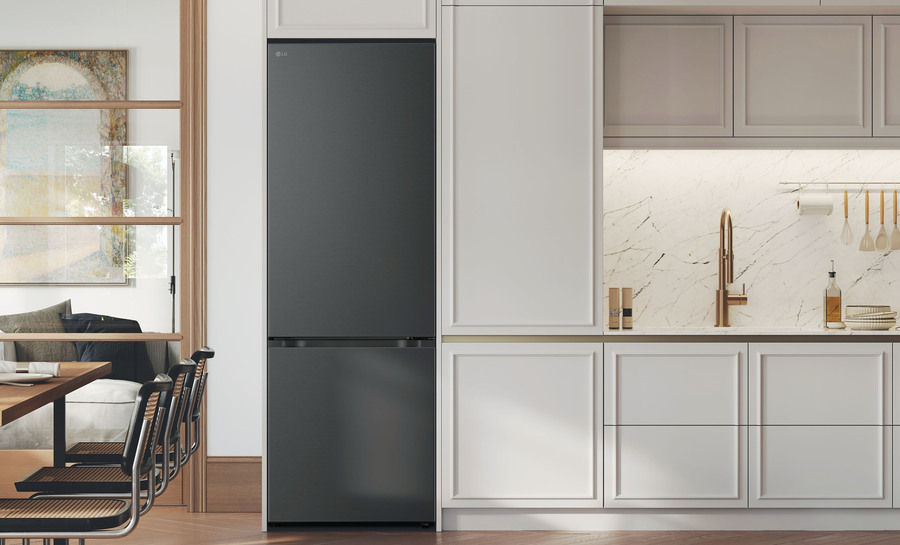 ▲ LG전자 바텀 프리저 냉장고 신제품이 집 안 공간에 조화롭게 배치된 모습ⓒLG전자