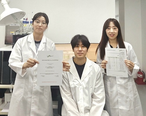 ▲ 충남 공주시가 영국 환경식품농림부 식품환경연구청(FERA)이 주관한 잔류농약 국제 분석 숙련도 평가(FAPAS)에서 3년 연속 우수 등급을 받아 농기센터 직원들이 검사 합격증을 보이고 있다.ⓒ공주시