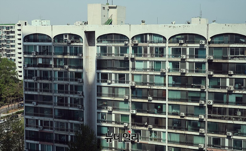 ▲ 성인 1000명을 대상으로 조사한 결과 국경일에 태극기를 단다고 답한 비율은 47%에 그쳤다. 특히 18~29세 청년층에서는 70%가 태극기를 달지 않는다고 답했다.