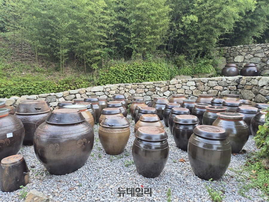 ▲ 된장·고추장·간장 등 장류 역시 직접 담가서 사용한다. 5개 공방에 대해 김정완 매일유업 회장은 