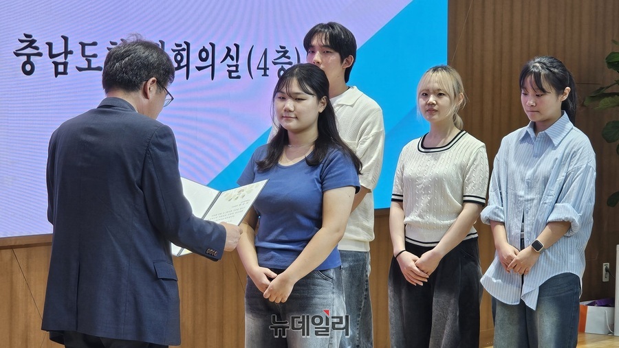 ▲ 전형식 충남도 정무부지사가 남서울대 명승아 학생 등에게 홍보대사 위촉장을 주고 있다.ⓒ김정원 기자