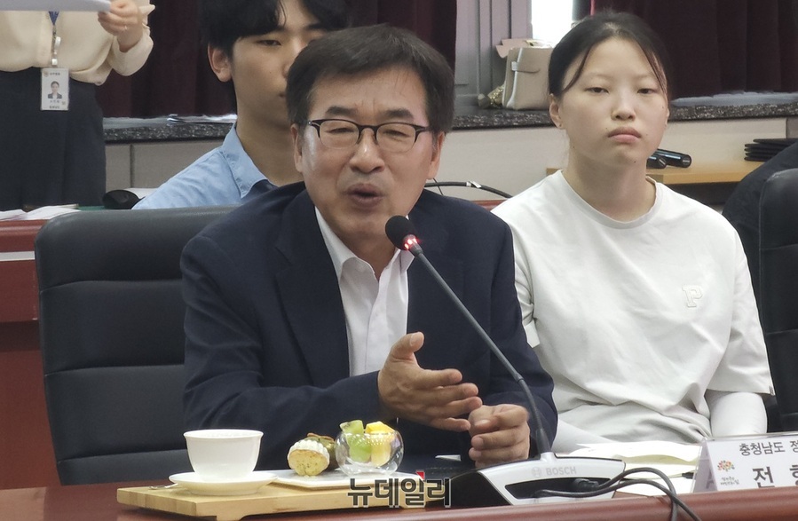 ▲ 전형식 정무부지사가 19일 도내 7개 대학과 함께 일회용품 사용을 줄이고 다회용기 사용을 활성화하기 위한 협약식에서 인사말을 하고 있다.ⓒ김정원 기자