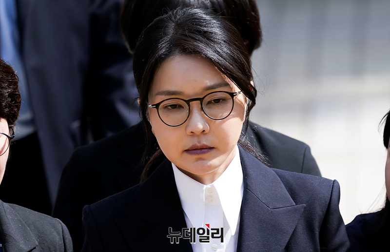 ▲ 김건희 여사가 지난 12일 오후 서울 서초구 서울중앙지법에서 열린 영장실질심사을 마치고 법원을 나서고 있다. ⓒ서성진 기자