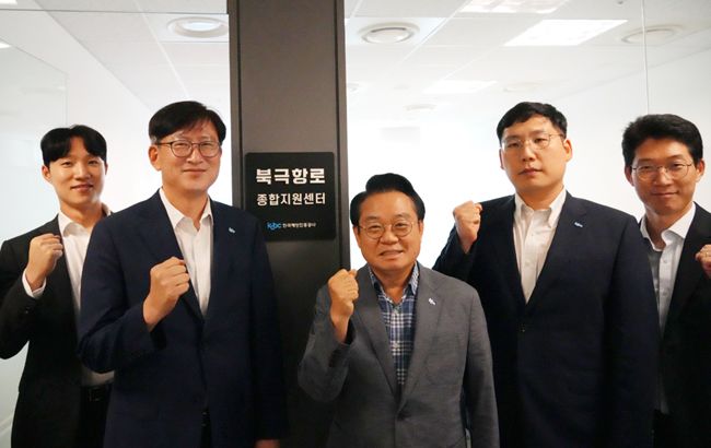 ▲ 안병길 한국해양진흥공사 사장(가운데)과 해진공 임직원들이 '북극항로 종합지원센터' 신설을 기념해 사진 촬영을 하고 있다. ⓒ한국해양진흥공사