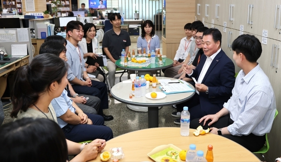 ▲ 김산 무안군수가 민원담당 공무원들의 애로사항을 청취하고 있다.ⓒ무안군 제공